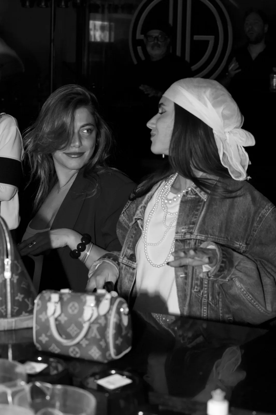 Deux clientes au bar du club, Au Son des Guitares