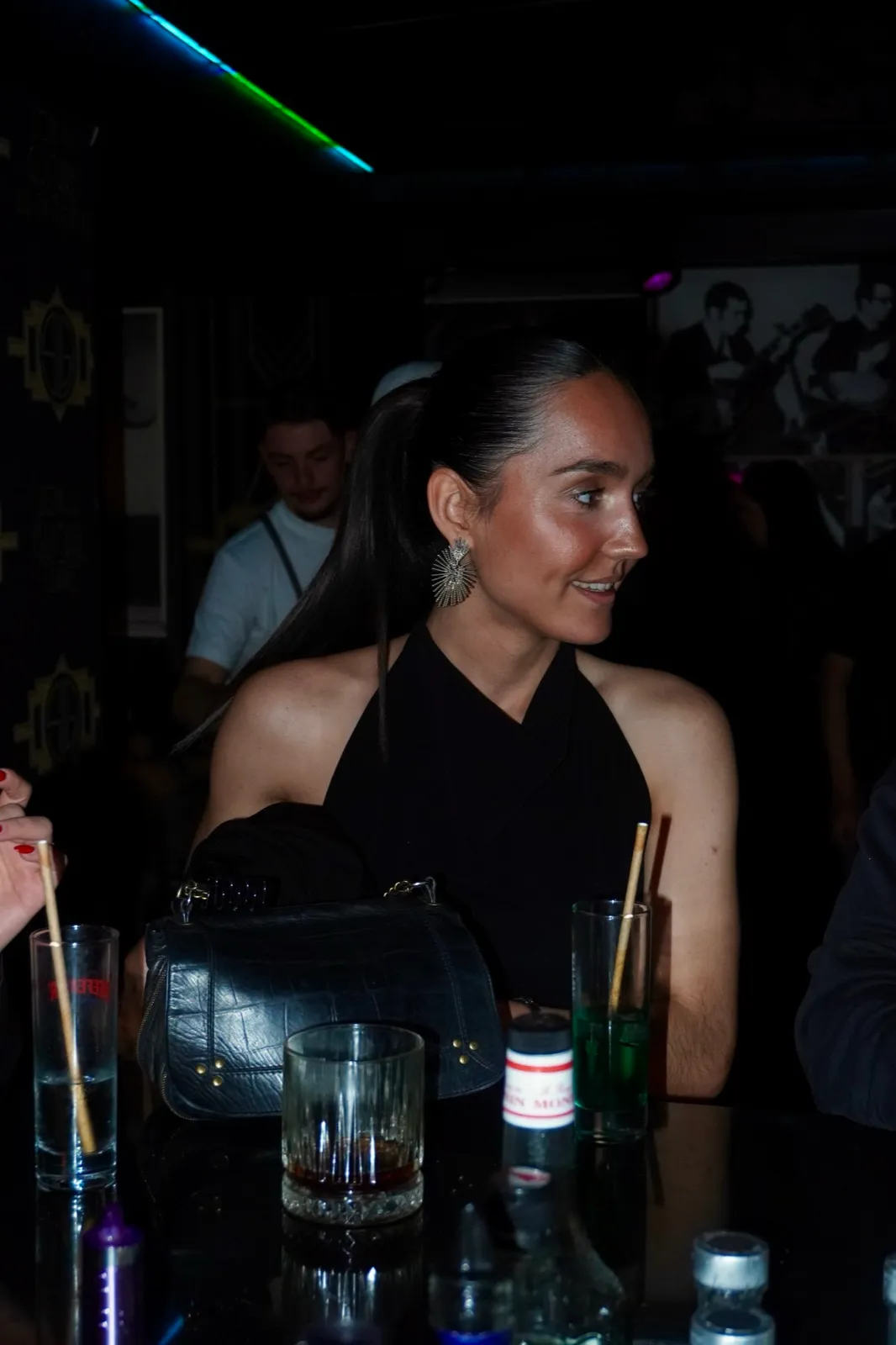 Ambiance feutrée au bar du club, Au Son des Guitares