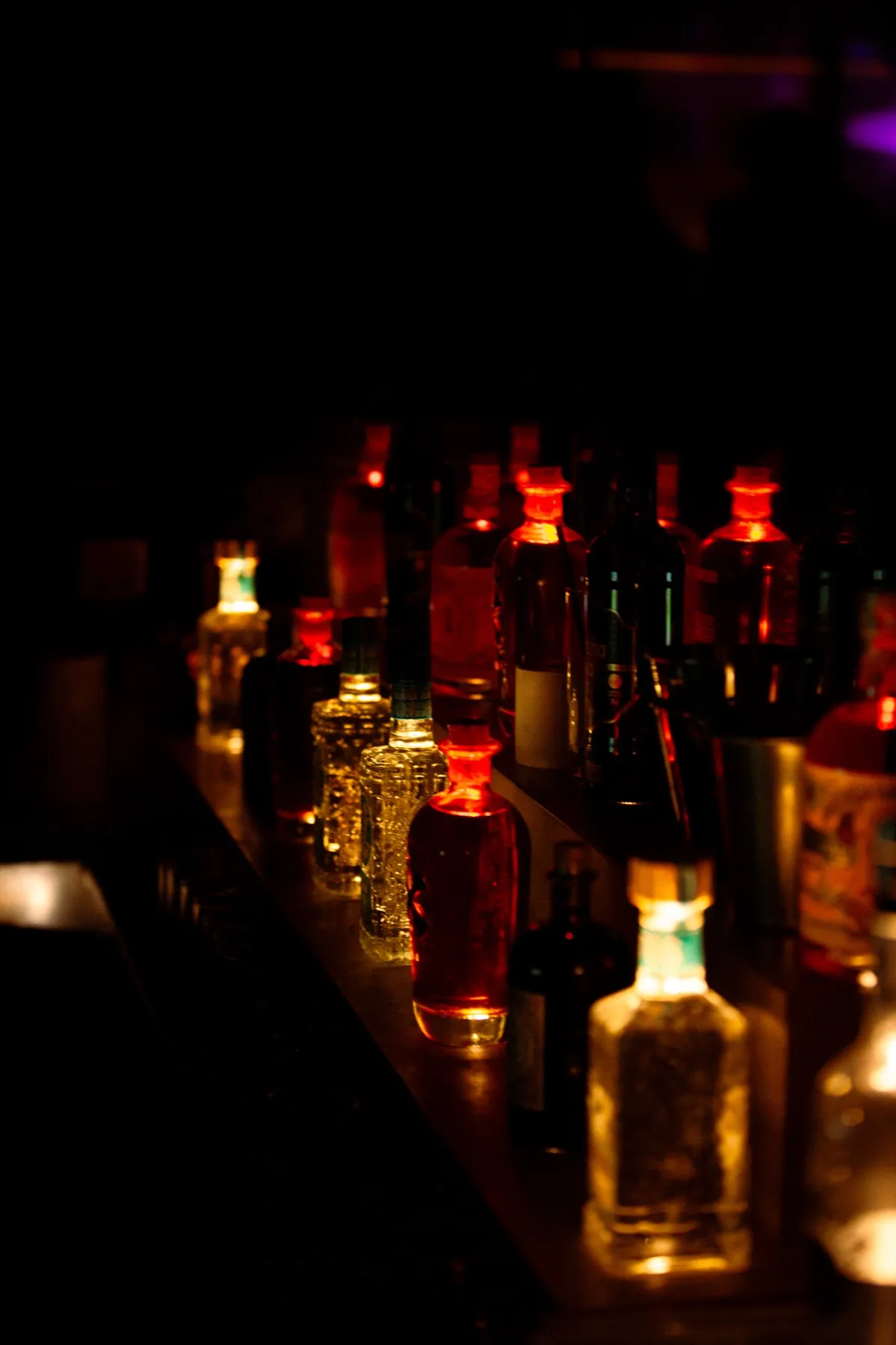 Le bar du club, bouteilles rétroéclairées